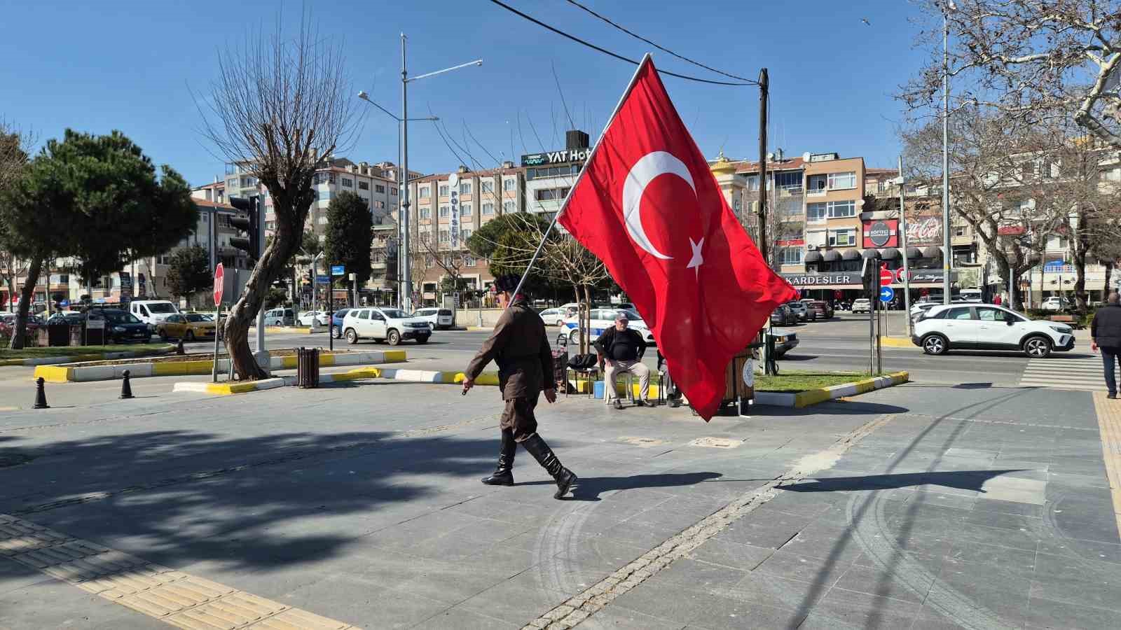 Askeri kıyafeti ve elinde Türk bayrağıyla İstanbul’dan Çanakkale’ye yürüyor
