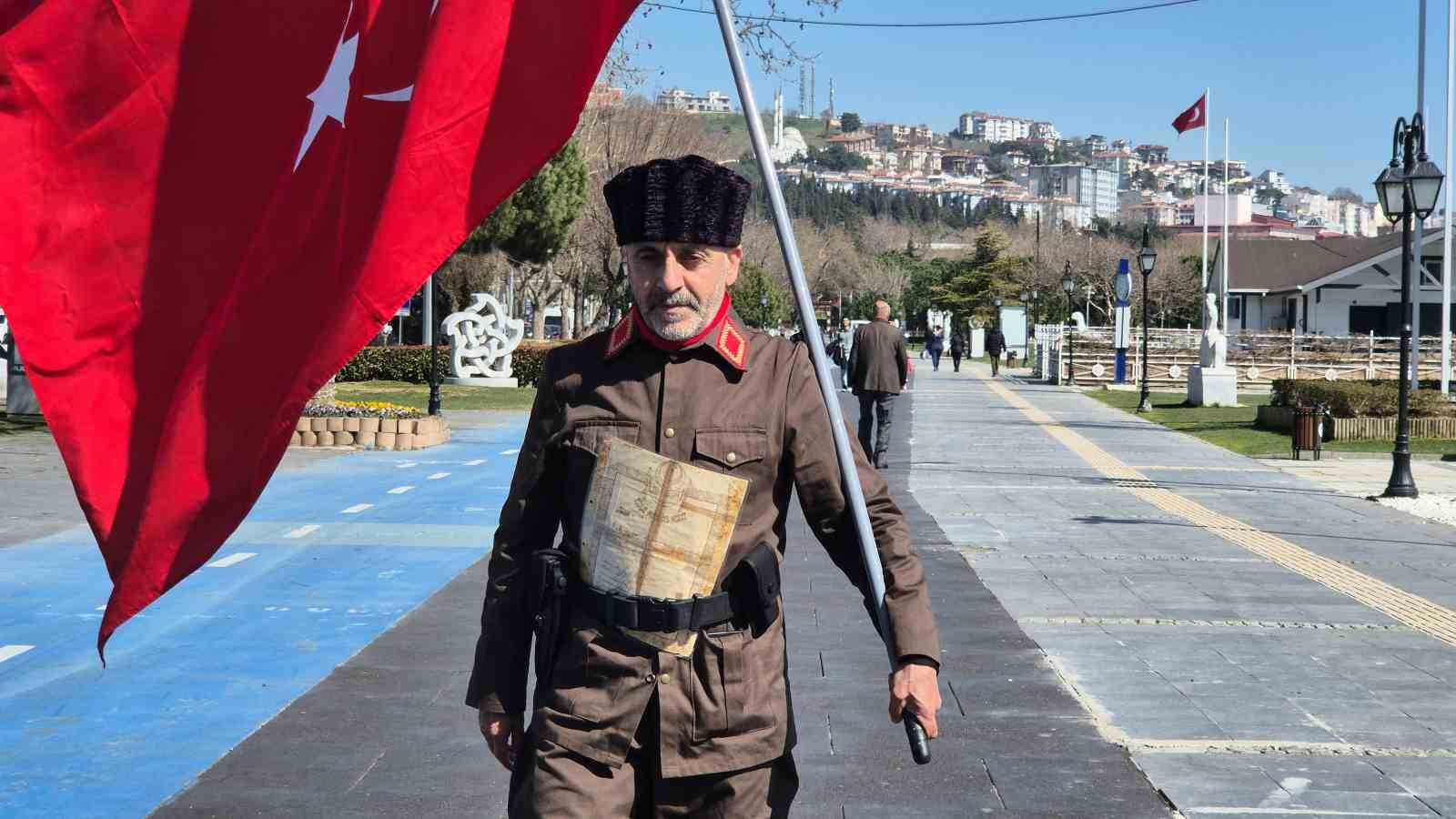 Askeri kıyafeti ve elinde Türk bayrağıyla İstanbul’dan Çanakkale’ye yürüyor
