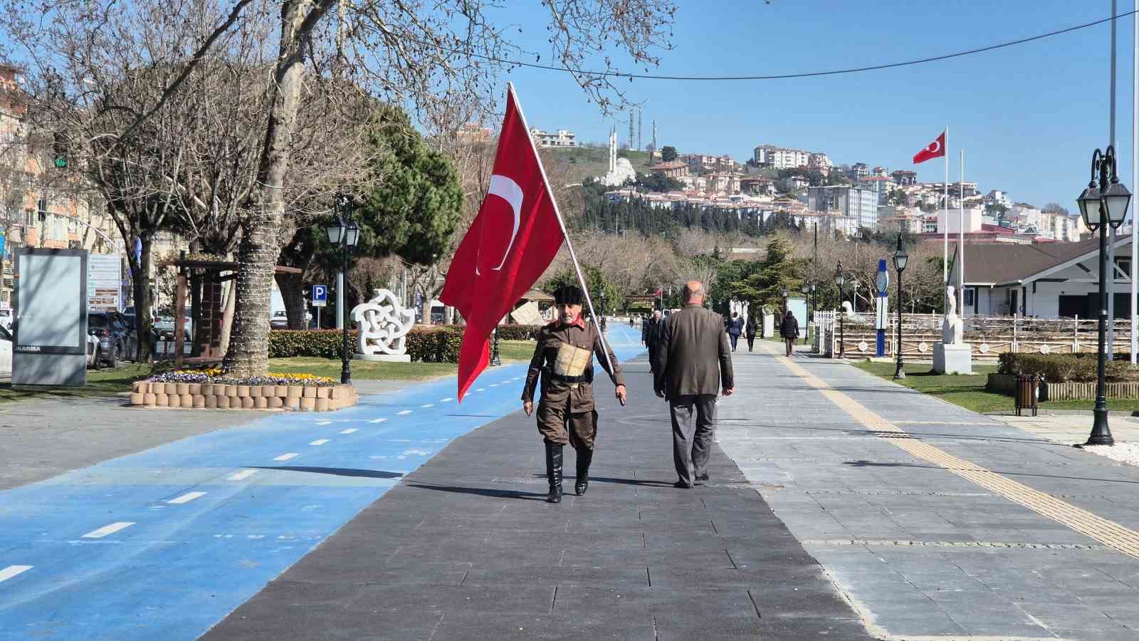 Askeri kıyafeti ve elinde Türk bayrağıyla İstanbul’dan Çanakkale’ye yürüyor
