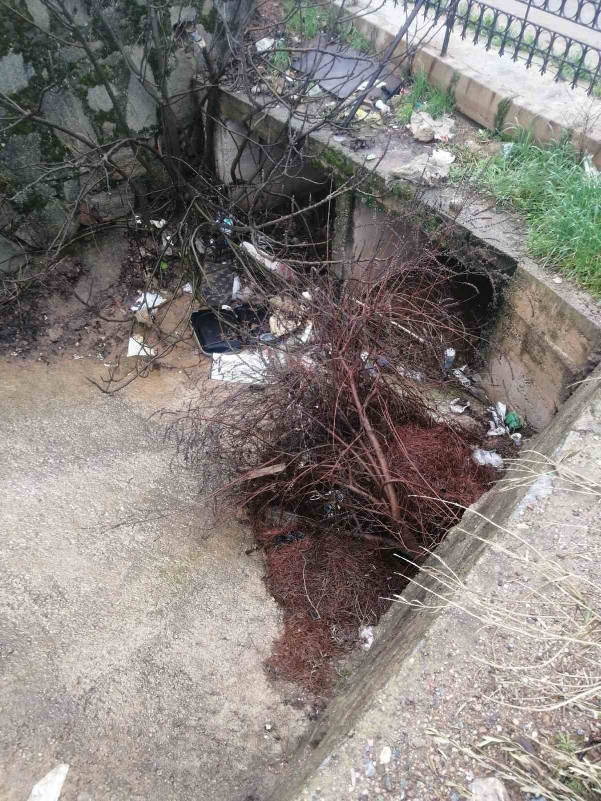 ASKİ ekipleri temizledi, taşkının önüne geçildi
