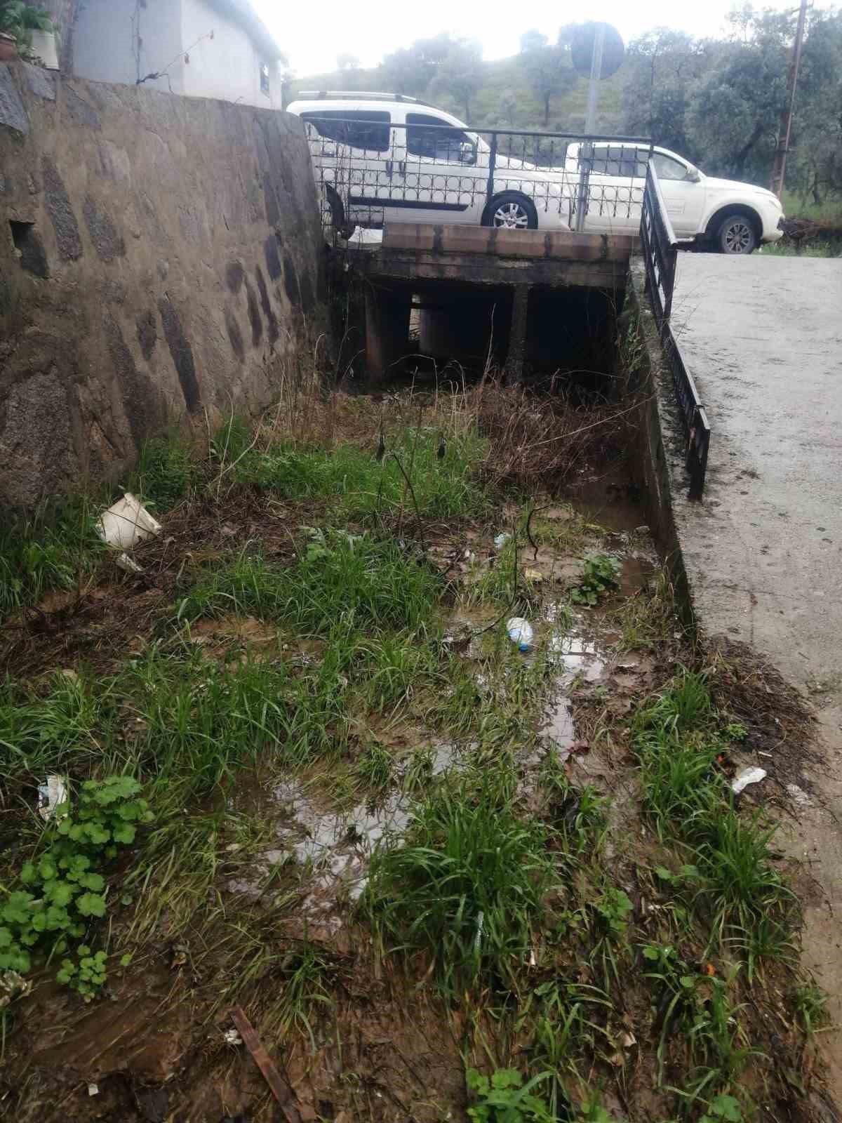 ASKİ ekipleri temizledi, taşkının önüne geçildi
