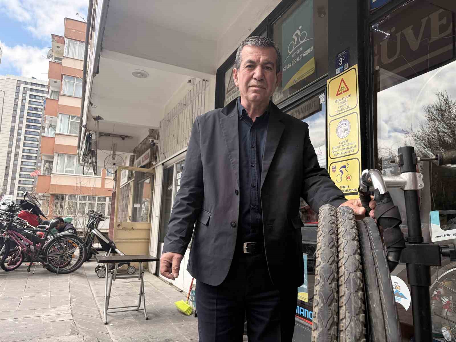 Askıda bisiklet parçaları, çocukların yüzünü güldürüyor
