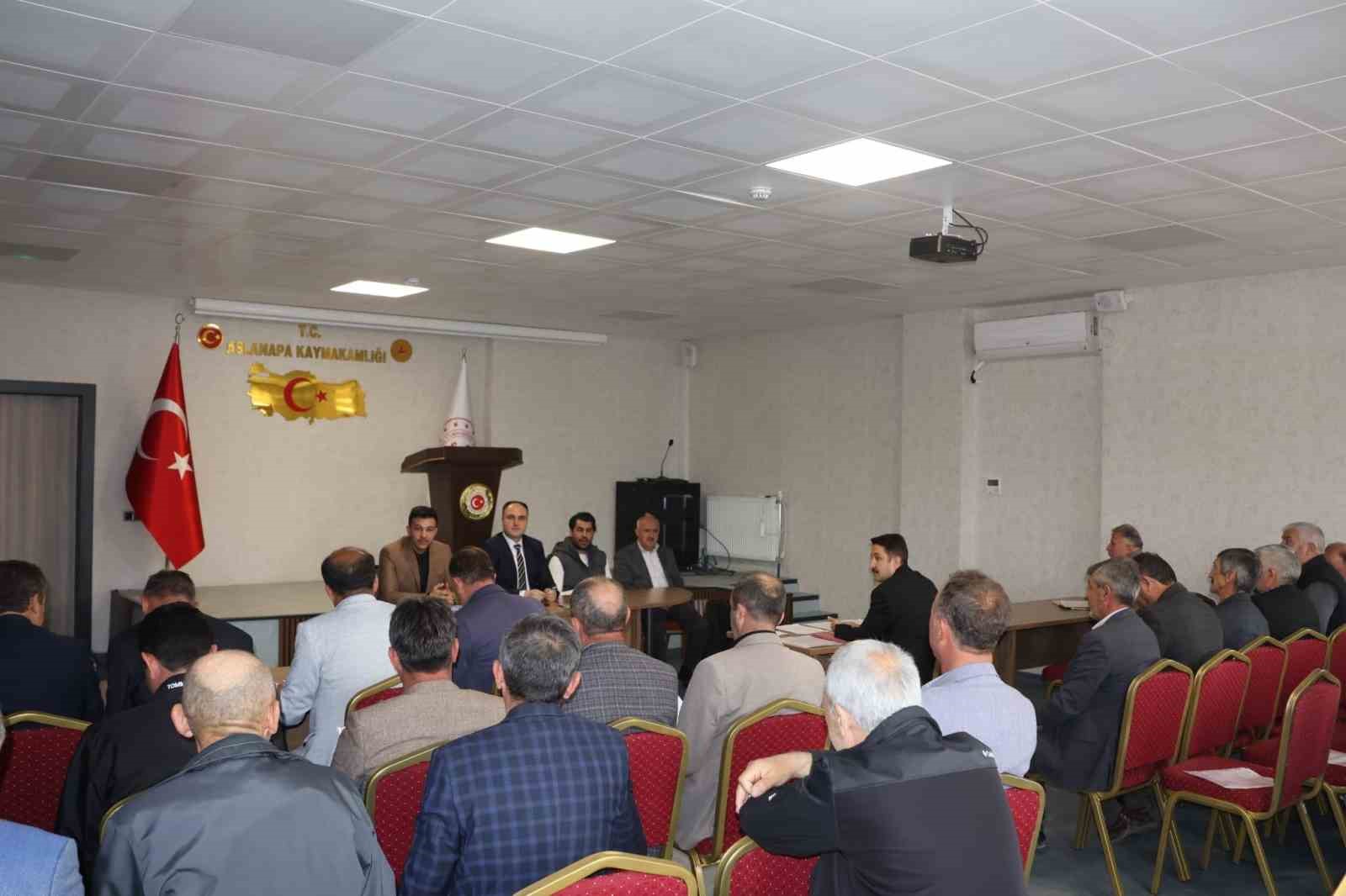 Aslanapa Kaymakamı İsmail Tosun, köy muhtarlarıyla bir araya geldi
