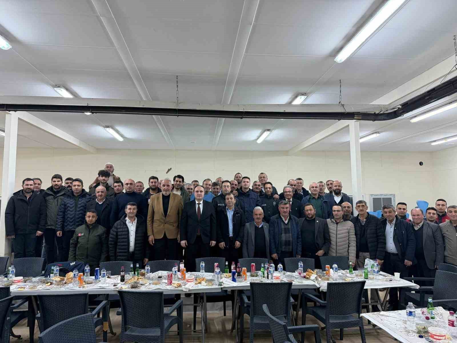 Aslanapa Kaymakamı İsmail Tosun, muhtarlarla iftarda bir araya geldi
