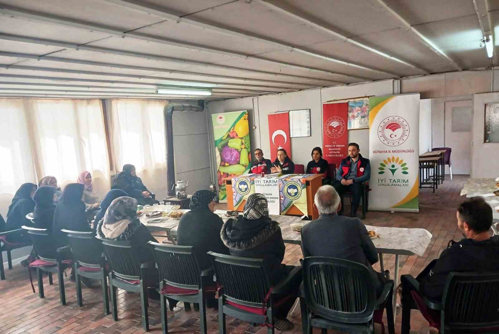 Aslanapa’da çiftçilere yönelik eğitim ve saha çalışmaları gerçekleştirildi
