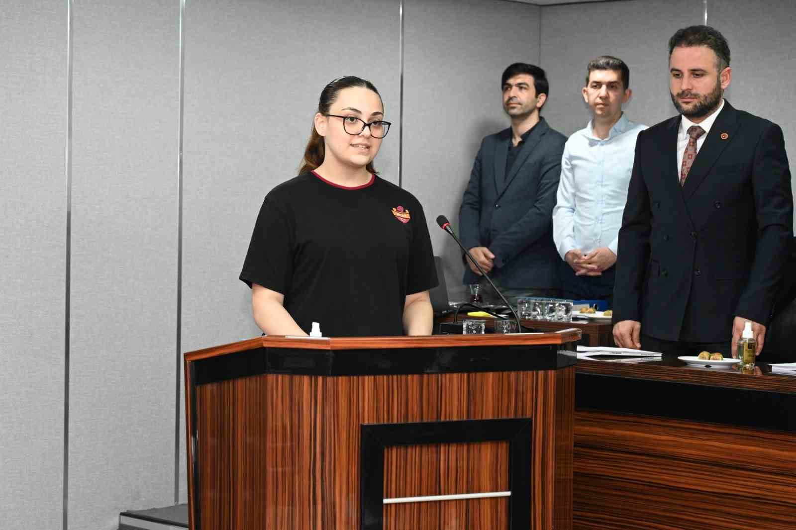 Aslı Derbent Özkan Lisesi öğrencileri Belediye Meclisi’ne konuk oldu
