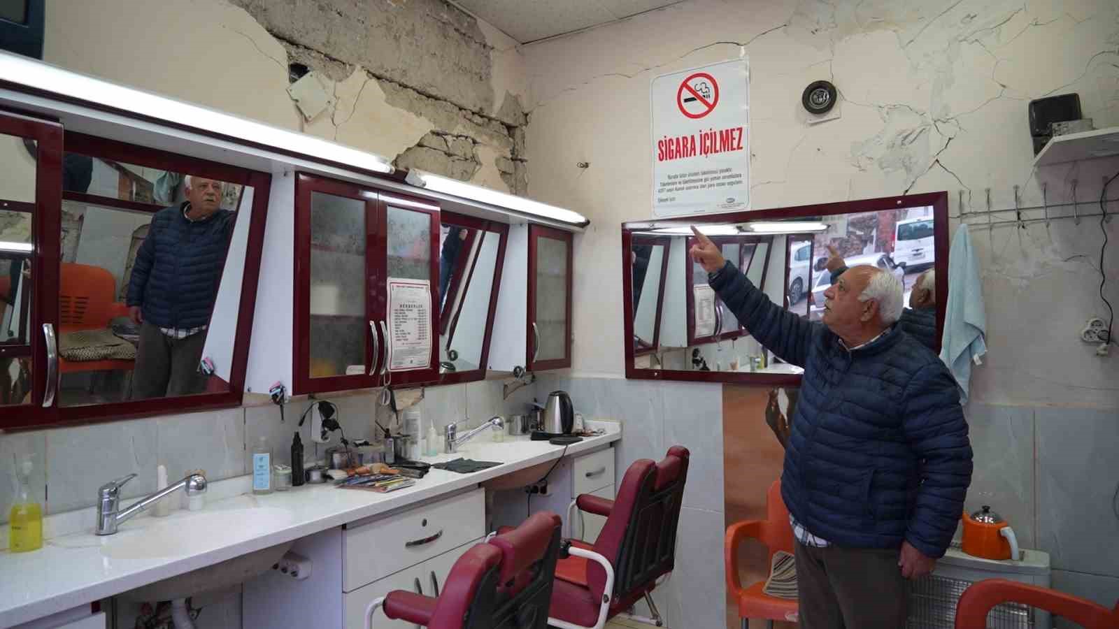 Asrın felaketi meslek aşkını yıkamadı: 50 yıllık berber, hasarlı dükkanını terk etmedi
