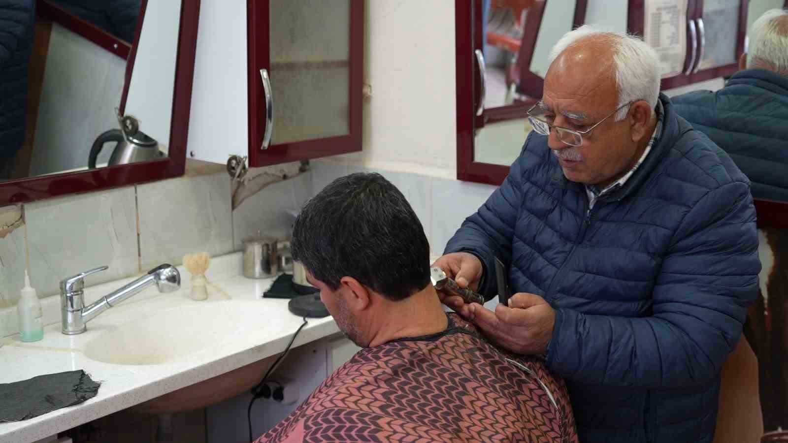 Asrın felaketi meslek aşkını yıkamadı: 50 yıllık berber, hasarlı dükkanını terk etmedi
