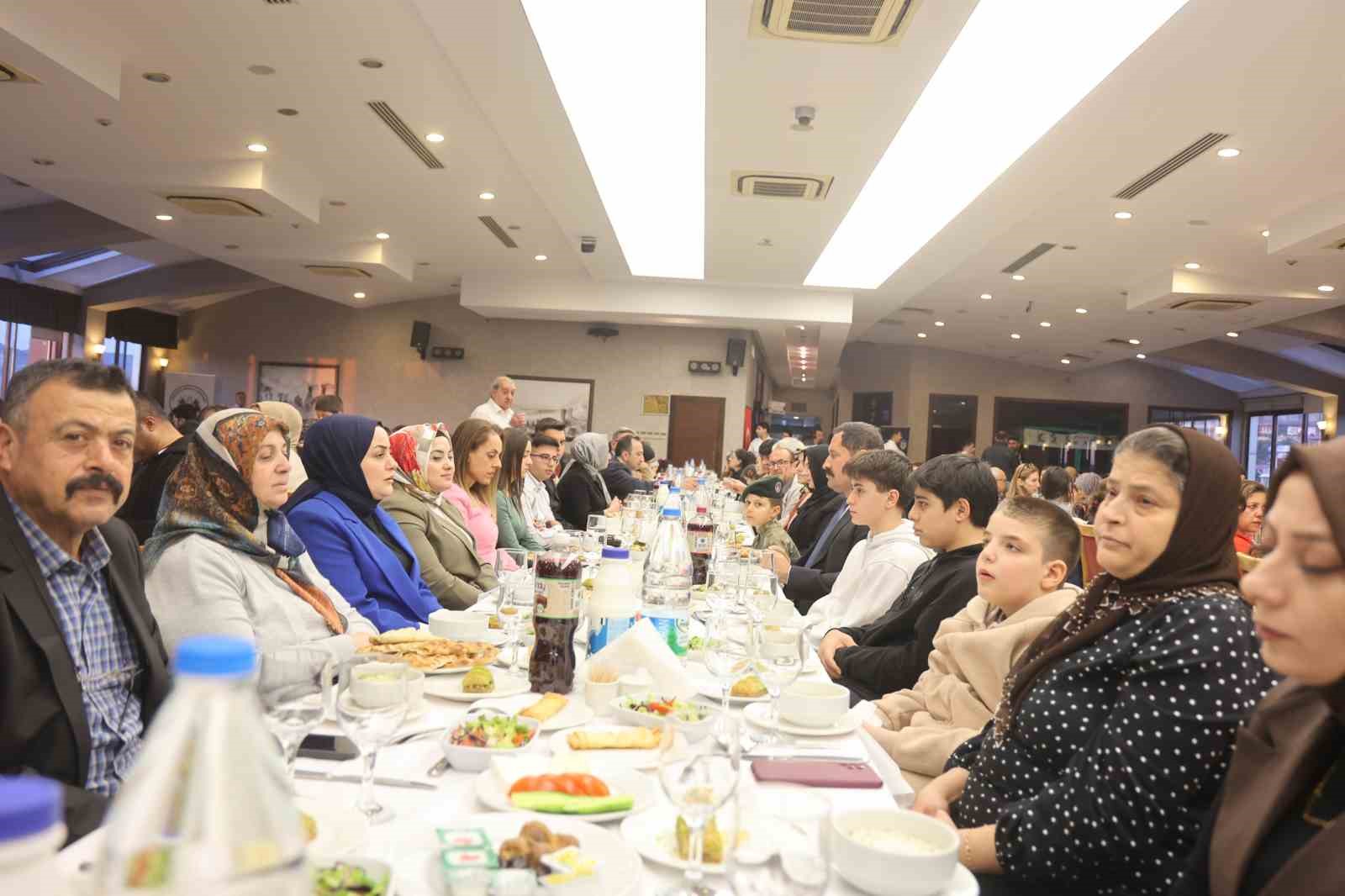 Asrın felaketinde öksüz ve yetim kalan çocuklar iftar sofrasında bir araya geldi
