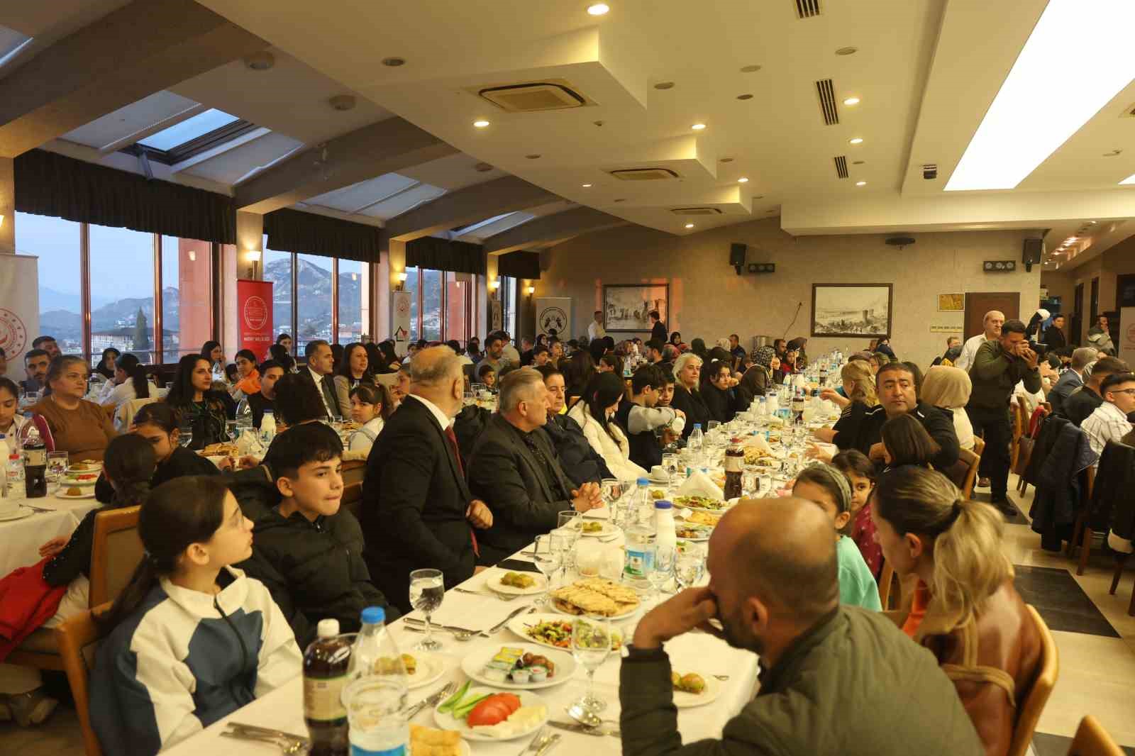 Asrın felaketinde öksüz ve yetim kalan çocuklar iftar sofrasında bir araya geldi
