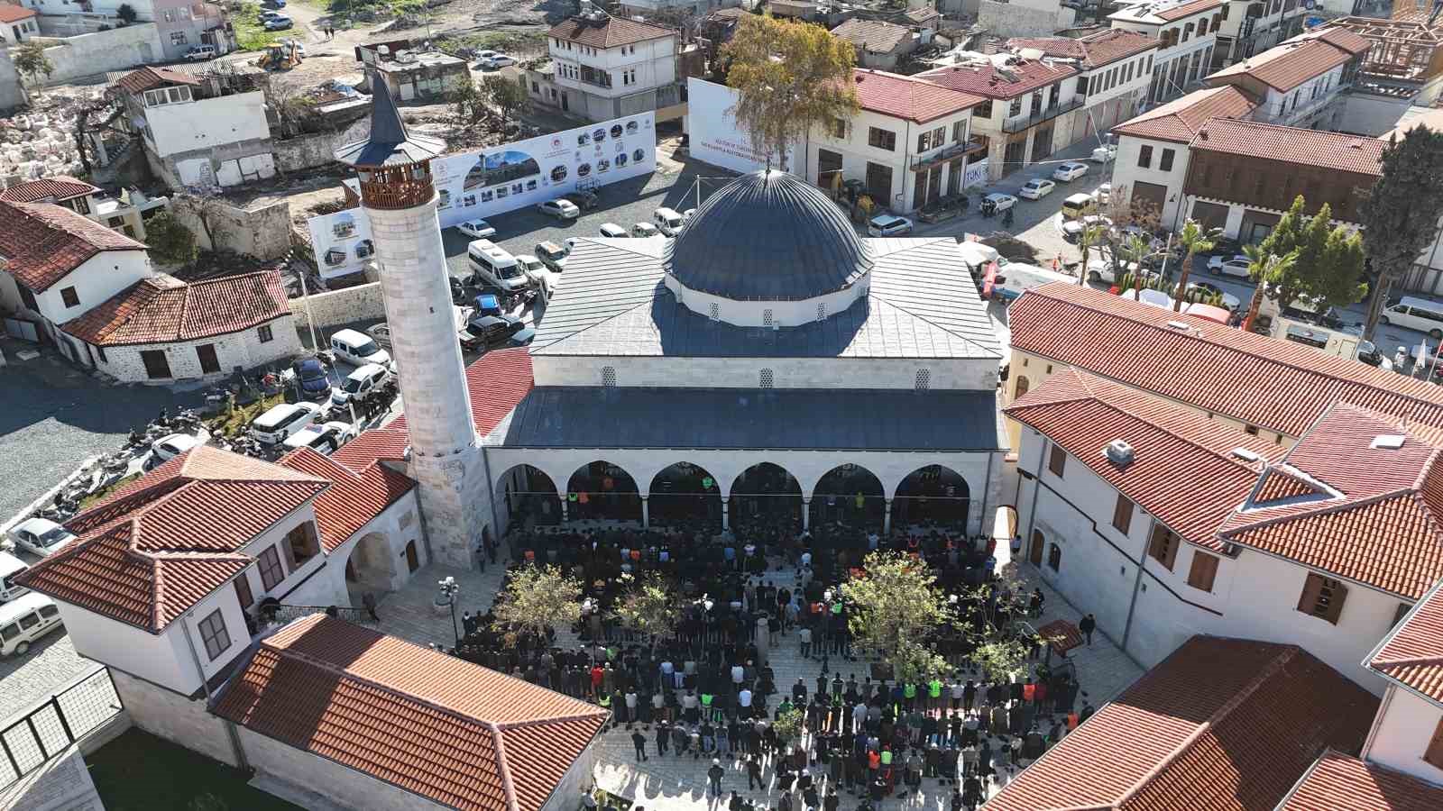 Asrın felaketinde yerle bir olan Habibi Neccar Camii’nde 6 Şubat’ın ardından ilk cuma namazı kılındı
Asrın felaketinde yerle bir olan Habibi Neccar Camii’nde 6 Şubat’ın ardından ilk cuma namazı kılındı