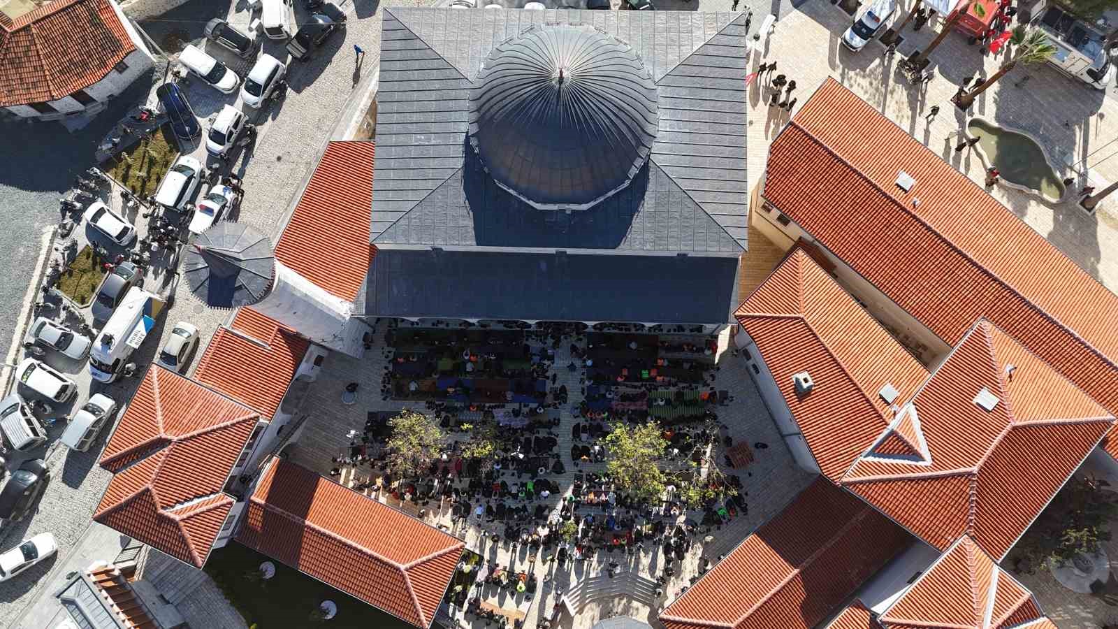 Asrın felaketinde yerle bir olan Habibi Neccar Camii’nde 6 Şubat’ın ardından ilk cuma namazı kılındı
Asrın felaketinde yerle bir olan Habibi Neccar Camii’nde 6 Şubat’ın ardından ilk cuma namazı kılındı
