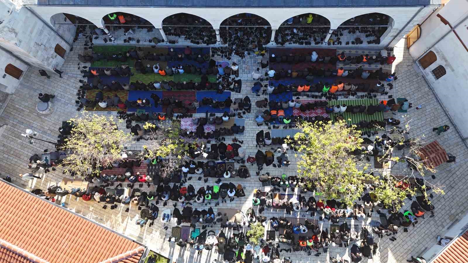 Asrın felaketinde yerle bir olan Habibi Neccar Camii’nde 6 Şubat’ın ardından ilk cuma namazı kılındı
Asrın felaketinde yerle bir olan Habibi Neccar Camii’nde 6 Şubat’ın ardından ilk cuma namazı kılındı