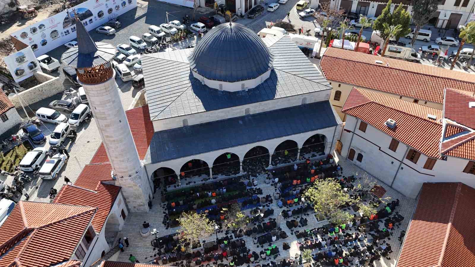 Asrın felaketinde yerle bir olan Habibi Neccar Camii’nde 6 Şubat’ın ardından ilk cuma namazı kılındı
Asrın felaketinde yerle bir olan Habibi Neccar Camii’nde 6 Şubat’ın ardından ilk cuma namazı kılındı