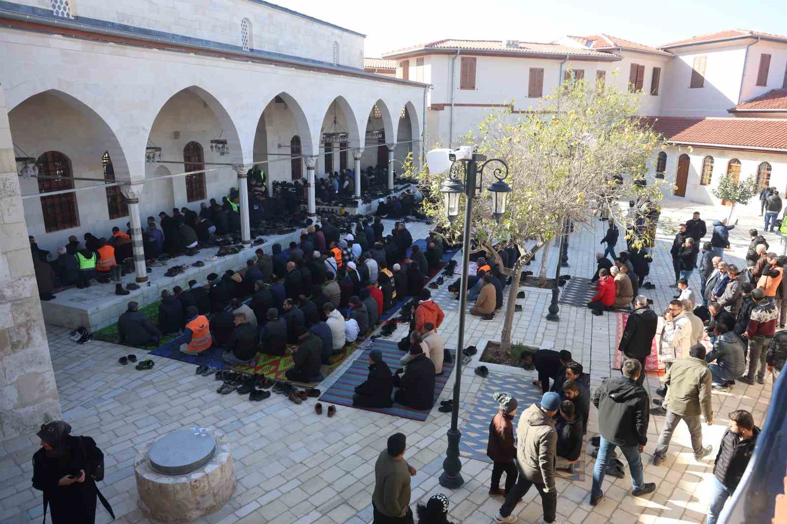 Asrın felaketinde yerle bir olan Habibi Neccar Camii’nde 6 Şubat’ın ardından ilk cuma namazı kılındı
Asrın felaketinde yerle bir olan Habibi Neccar Camii’nde 6 Şubat’ın ardından ilk cuma namazı kılındı