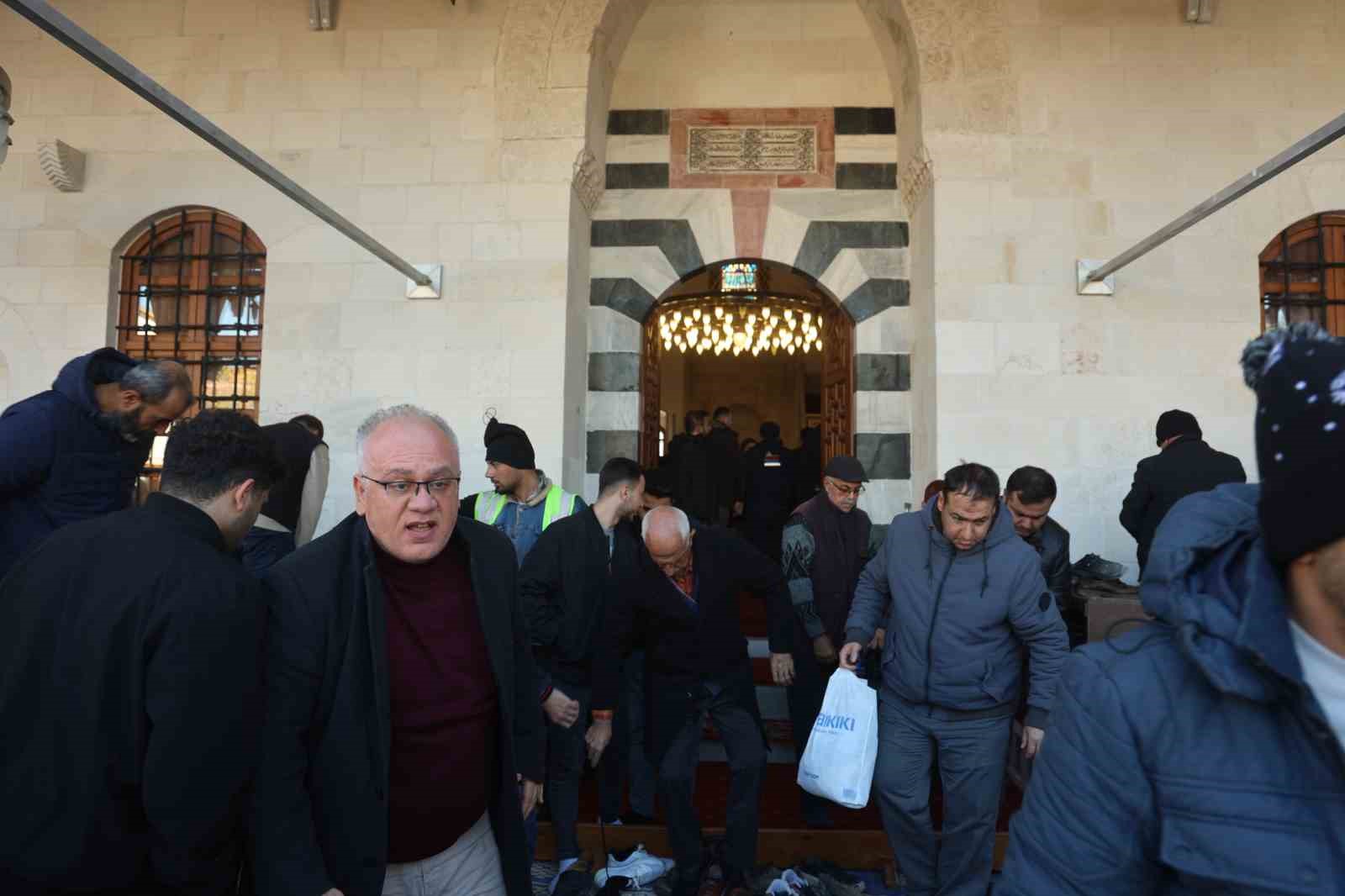 Asrın felaketinde yerle bir olan Habibi Neccar Camii’nde 6 Şubat’ın ardından ilk cuma namazı kılındı
Asrın felaketinde yerle bir olan Habibi Neccar Camii’nde 6 Şubat’ın ardından ilk cuma namazı kılındı