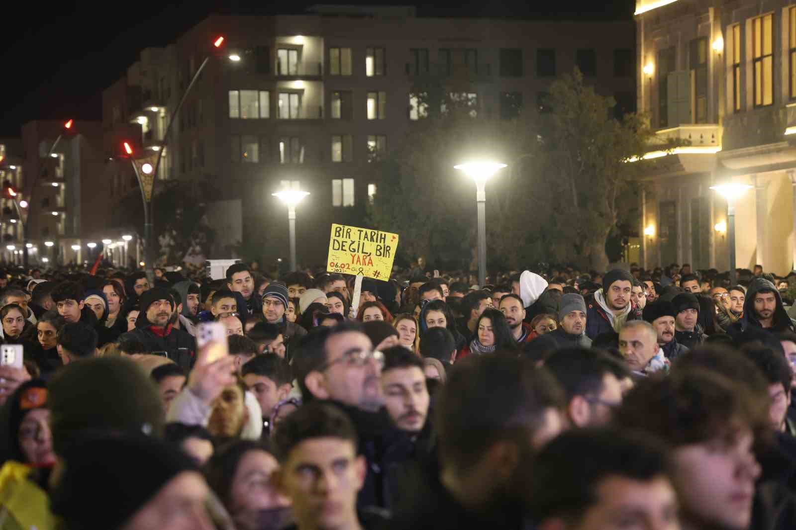 Asrın felaketinin 3’ünci yıl dönümünde Hatay’da binlerce kişi sessiz yürüyüş gerçekleştirdi
