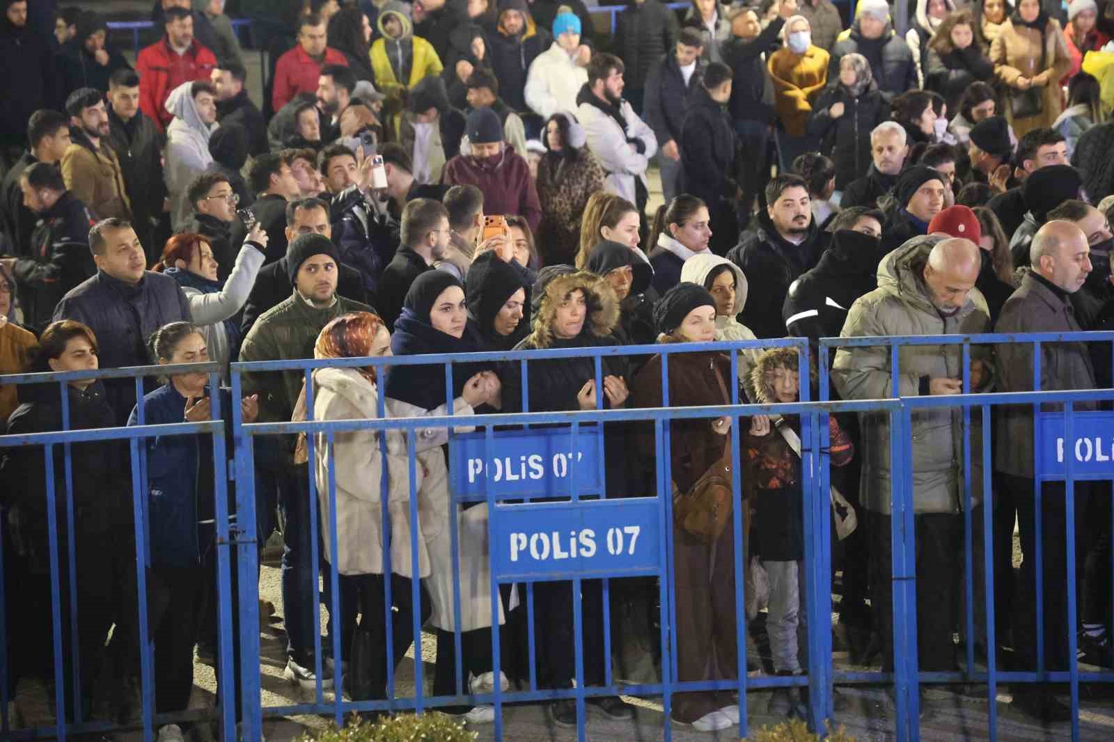 Asrın felaketinin 3’ünci yıl dönümünde Hatay’da binlerce kişi sessiz yürüyüş gerçekleştirdi
