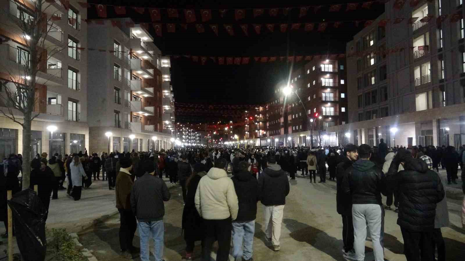 Asrın felaketinin 3’ünci yıl dönümünde Hatay’da binlerce kişi sessiz yürüyüş gerçekleştirdi
