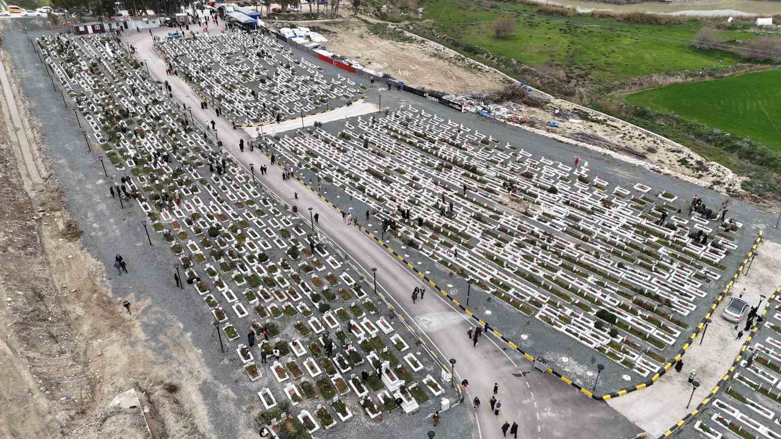 Asrın felaketinin 3’üncü yıl dönümünde deprem mezarlığında hüzünlendiren ziyaret
