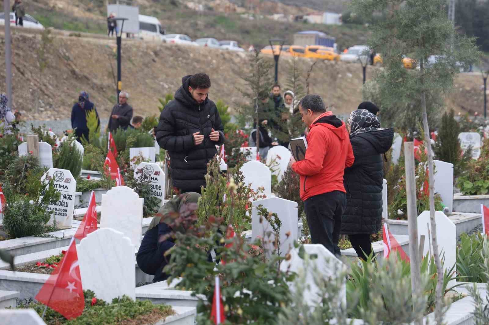 Asrın felaketinin 3’üncü yıl dönümünde deprem mezarlığında hüzünlendiren ziyaret
