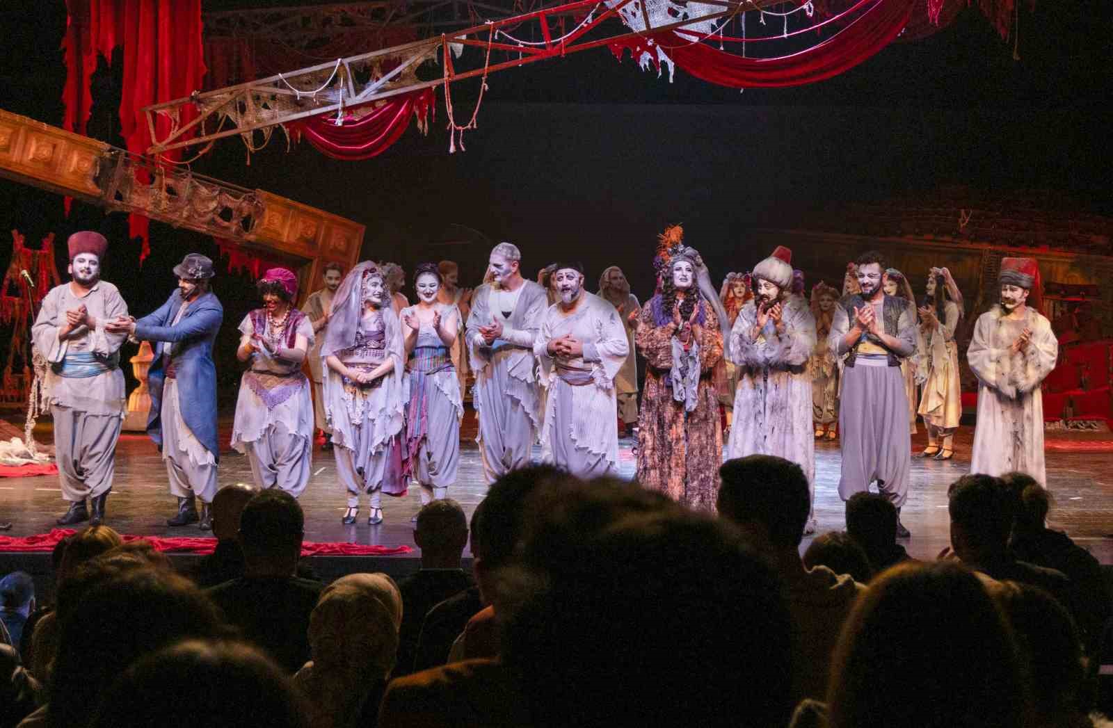 AŞT Dünya Tiyatro Günü’nü üç ayrı sahnede üç farklı oyunda kutladı
AŞT Dünya Tiyatro Günü’nü üç ayrı sahnede üç farklı oyunda kutladı