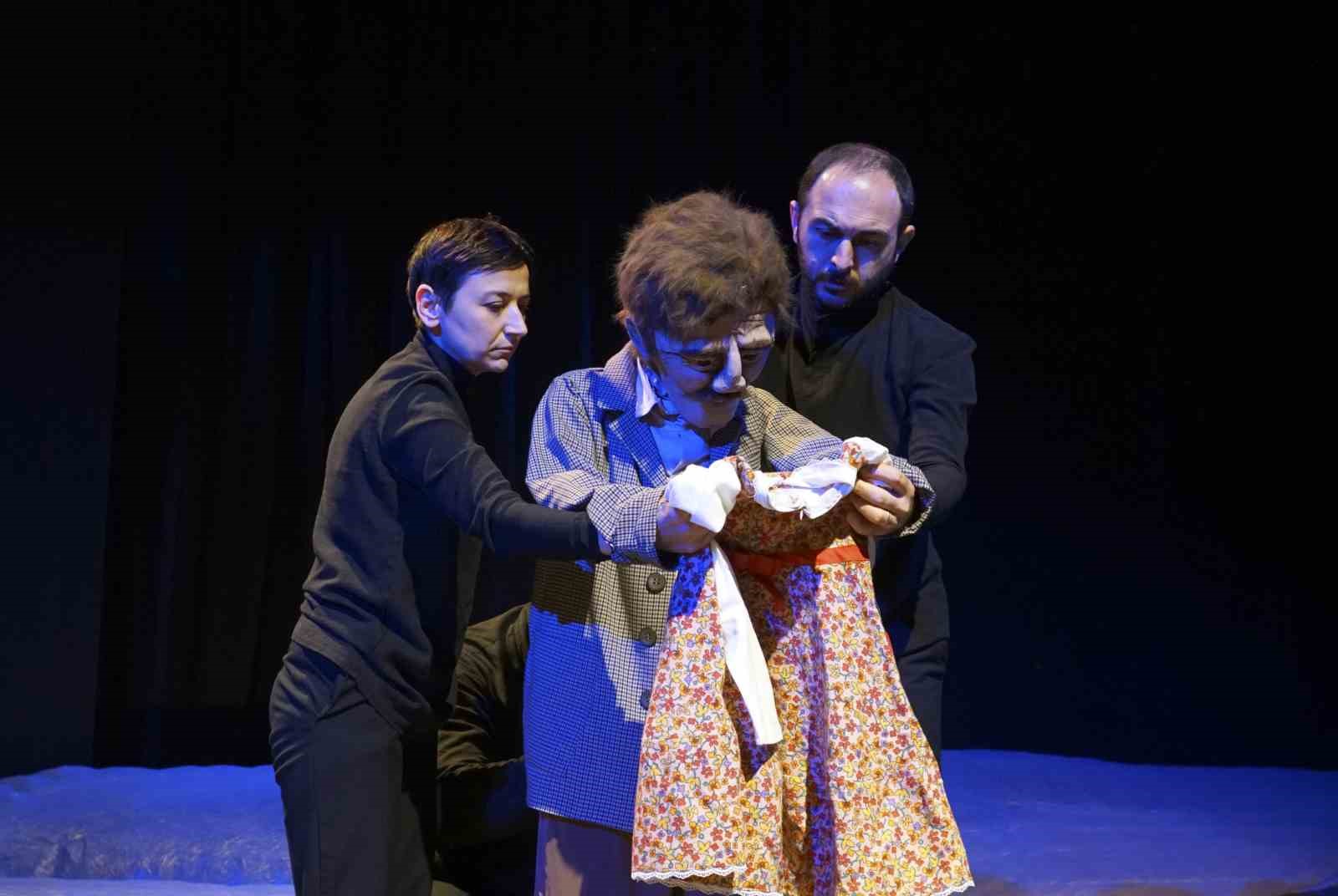 AŞT Dünya Tiyatro Günü’nü üç ayrı sahnede üç farklı oyunda kutladı
AŞT Dünya Tiyatro Günü’nü üç ayrı sahnede üç farklı oyunda kutladı