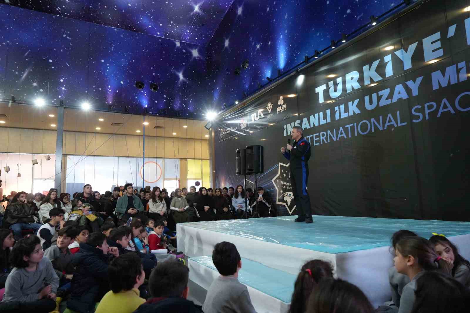 Astronot Alper Gezeravcı: "2027’de aya erişim noktasında koyulmuş hedefimiz var"
