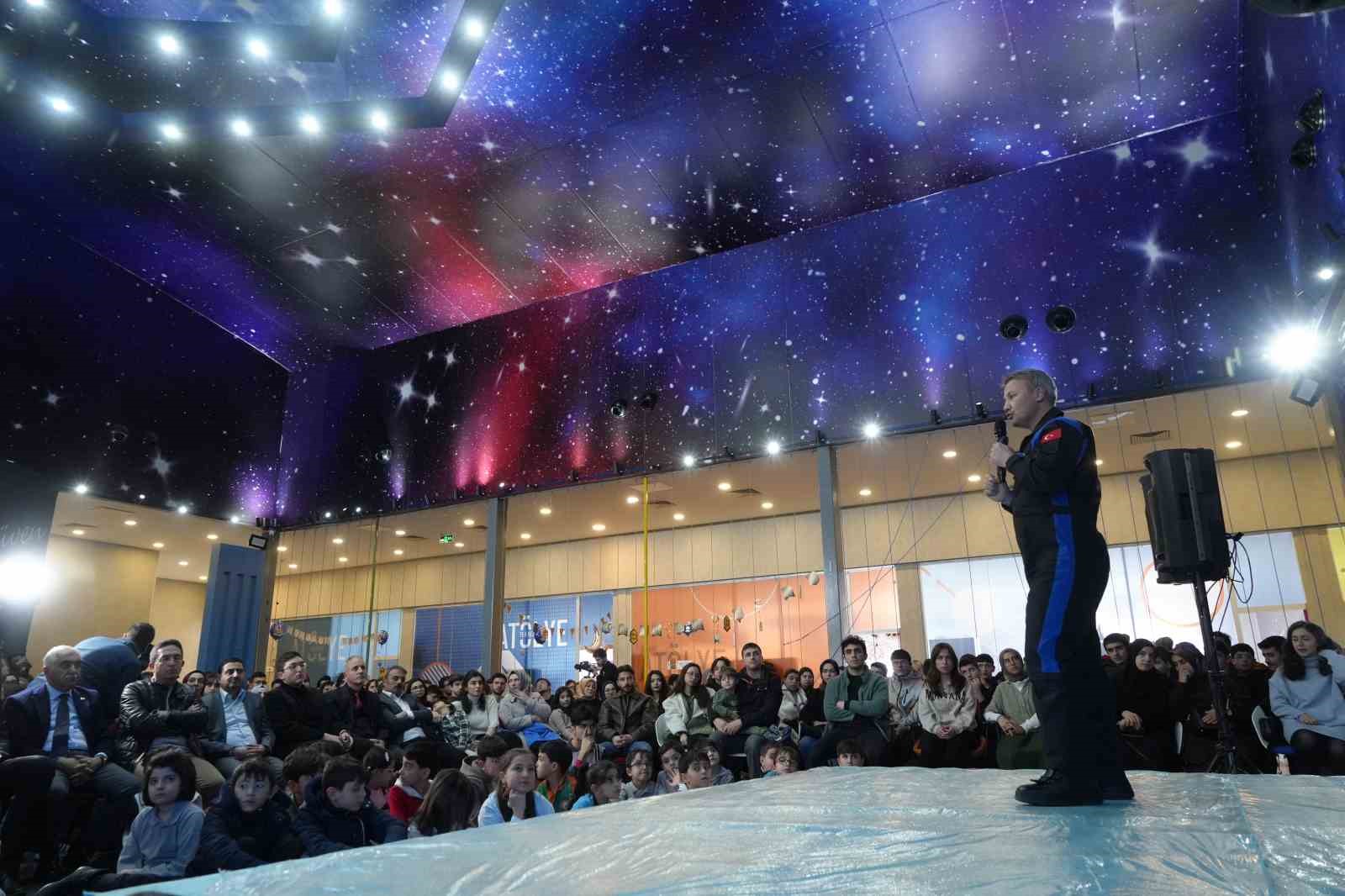 Astronot Alper Gezeravcı: "2027’de aya erişim noktasında koyulmuş hedefimiz var"
