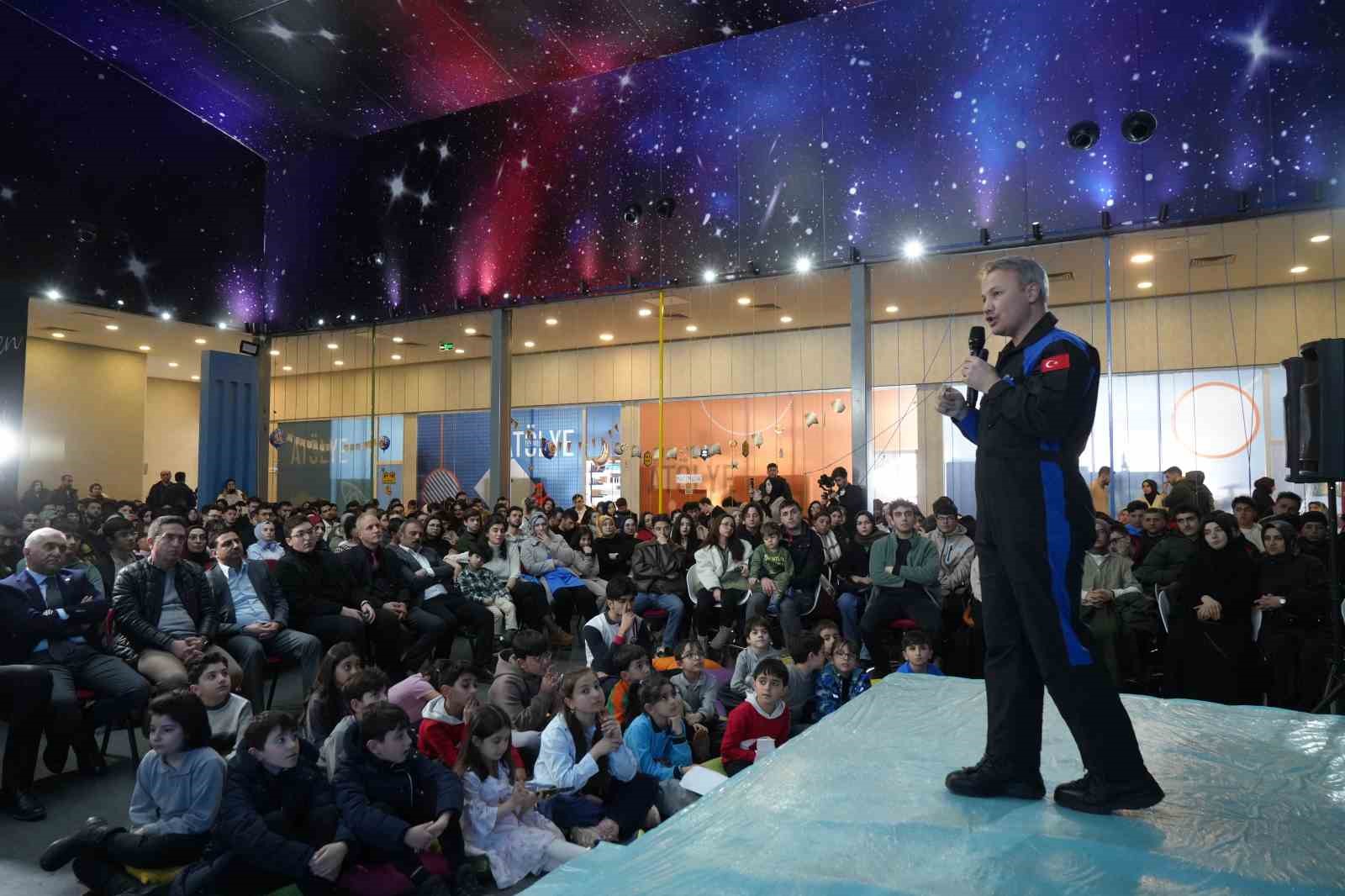 Astronot Alper Gezeravcı: "2027’de aya erişim noktasında koyulmuş hedefimiz var"
