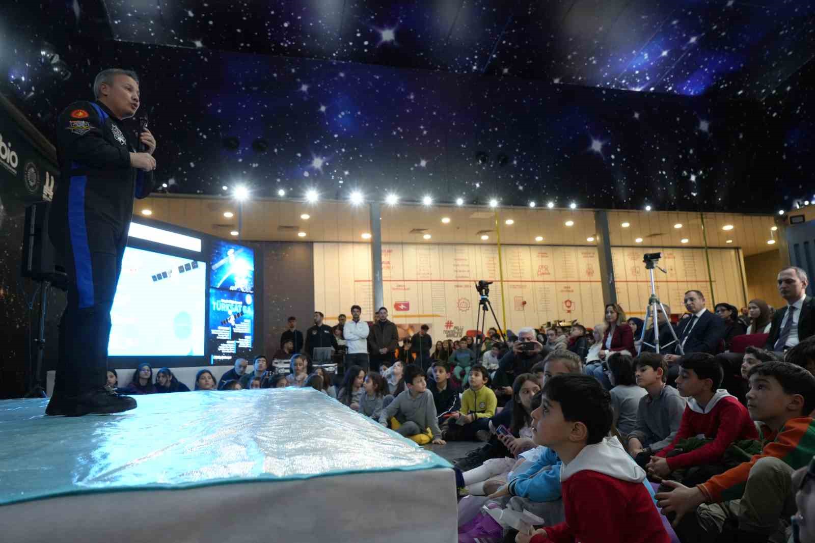 Astronot Alper Gezeravcı: "2027’de aya erişim noktasında koyulmuş hedefimiz var"
