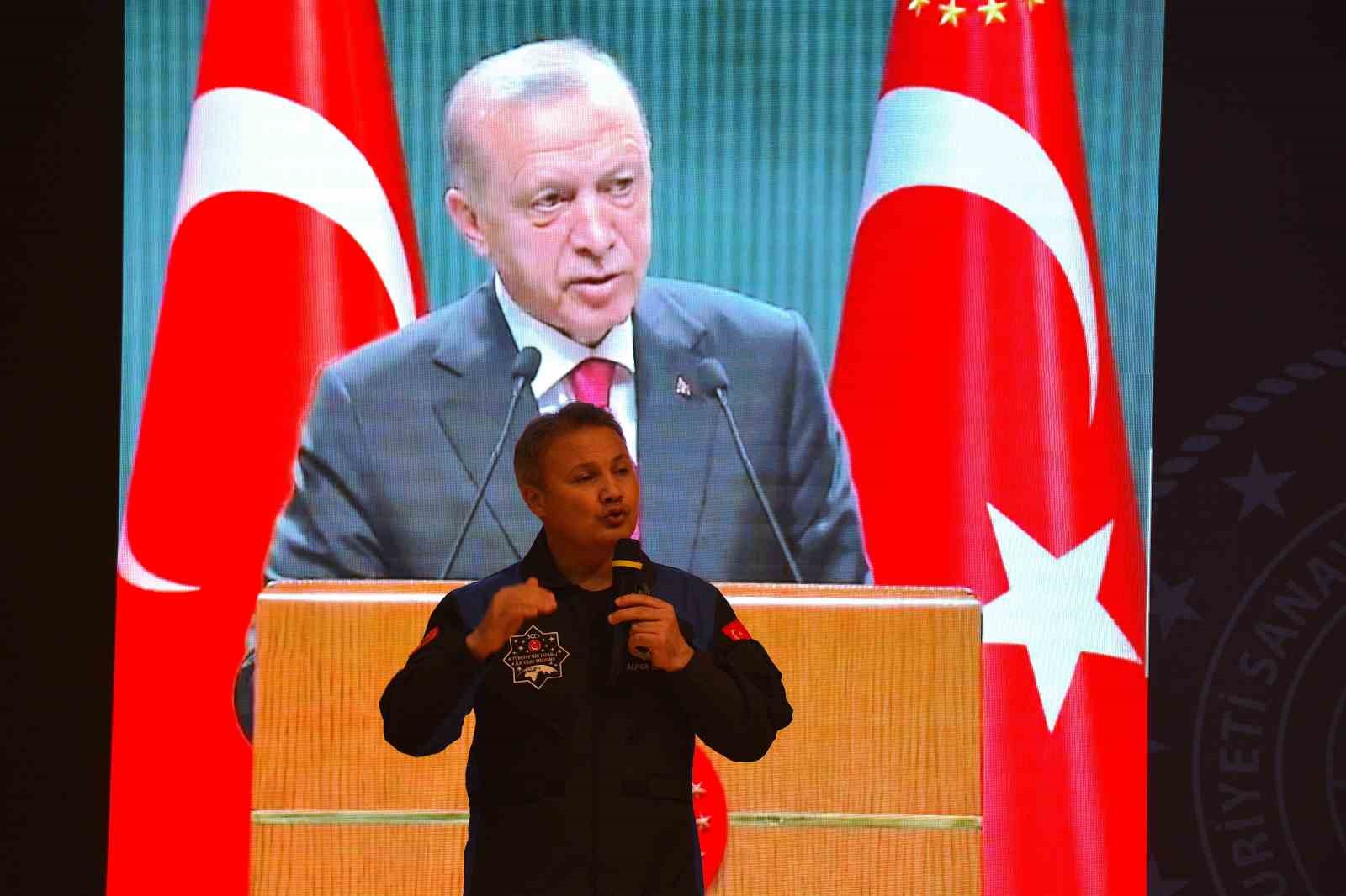 Astronot Alper Gezeravcı, üniversite öğrencileriyle buluştu
