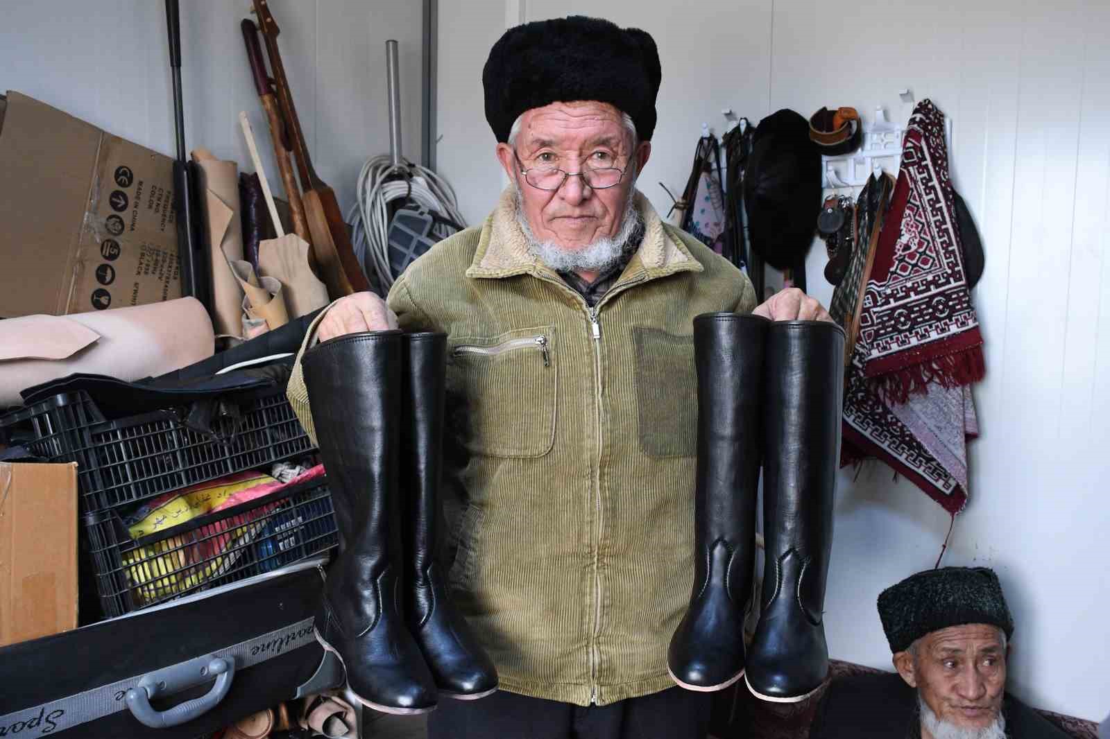 Ata mesleği zamana direniyor: Yozgat’ta Kırgızların deri işlemeciliği yok olma tehlikesiyle karşı karşıya
Ata mesleği zamana direniyor: Yozgat’ta Kırgızların deri işlemeciliği yok olma tehlikesiyle karşı karşıya