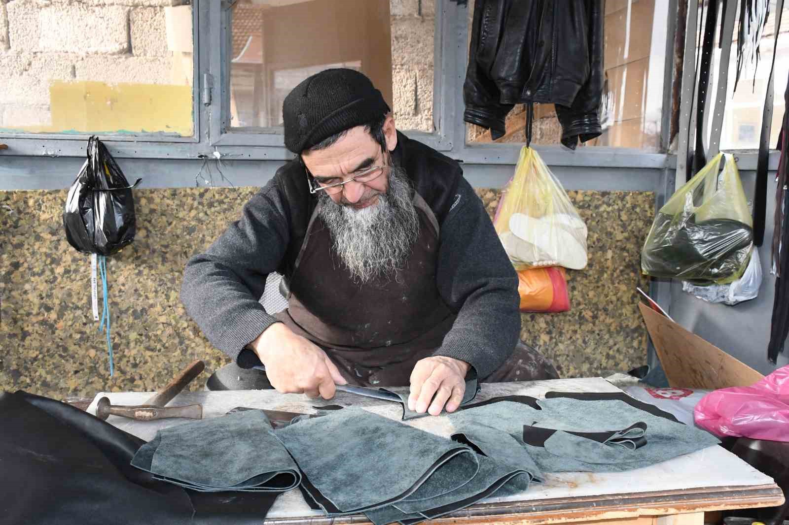 Ata mesleği zamana direniyor: Yozgat’ta Kırgızların deri işlemeciliği yok olma tehlikesiyle karşı karşıya
Ata mesleği zamana direniyor: Yozgat’ta Kırgızların deri işlemeciliği yok olma tehlikesiyle karşı karşıya