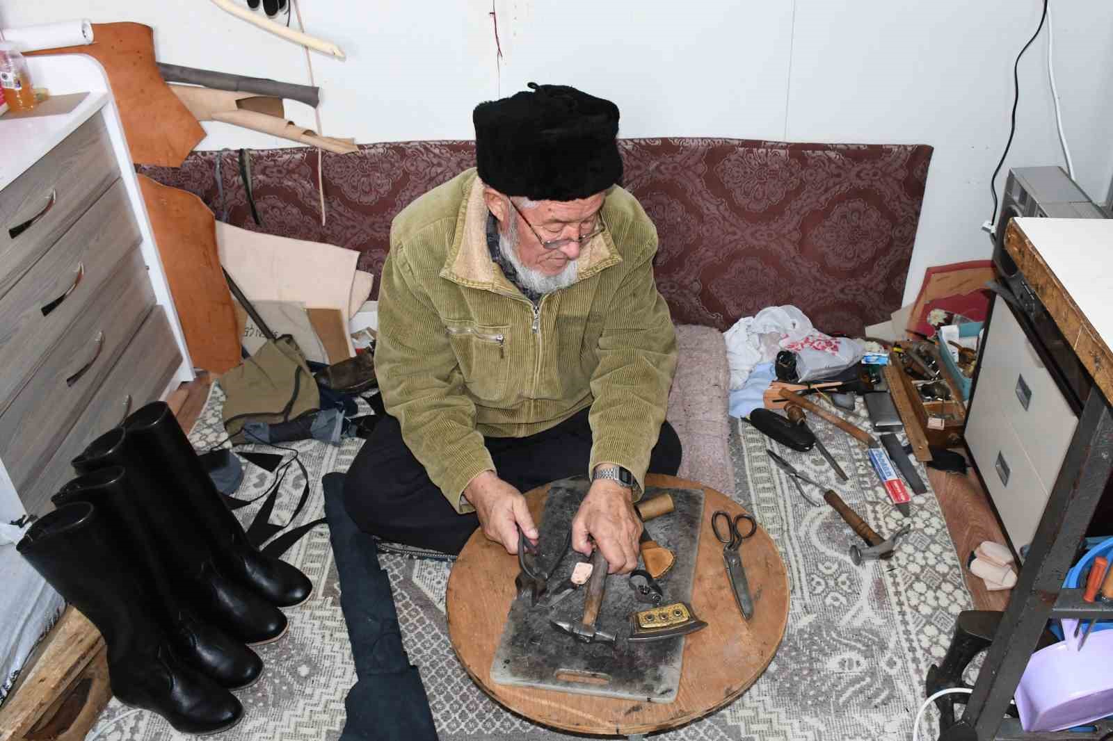 Ata mesleği zamana direniyor: Yozgat’ta Kırgızların deri işlemeciliği yok olma tehlikesiyle karşı karşıya
Ata mesleği zamana direniyor: Yozgat’ta Kırgızların deri işlemeciliği yok olma tehlikesiyle karşı karşıya