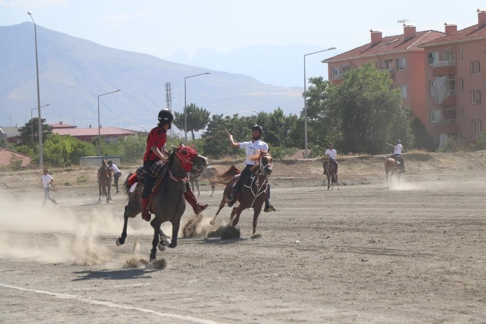 Ata sporu cirit Erzincan’da yaşatılıyor
Ata sporu cirit Erzincan’da yaşatılıyor