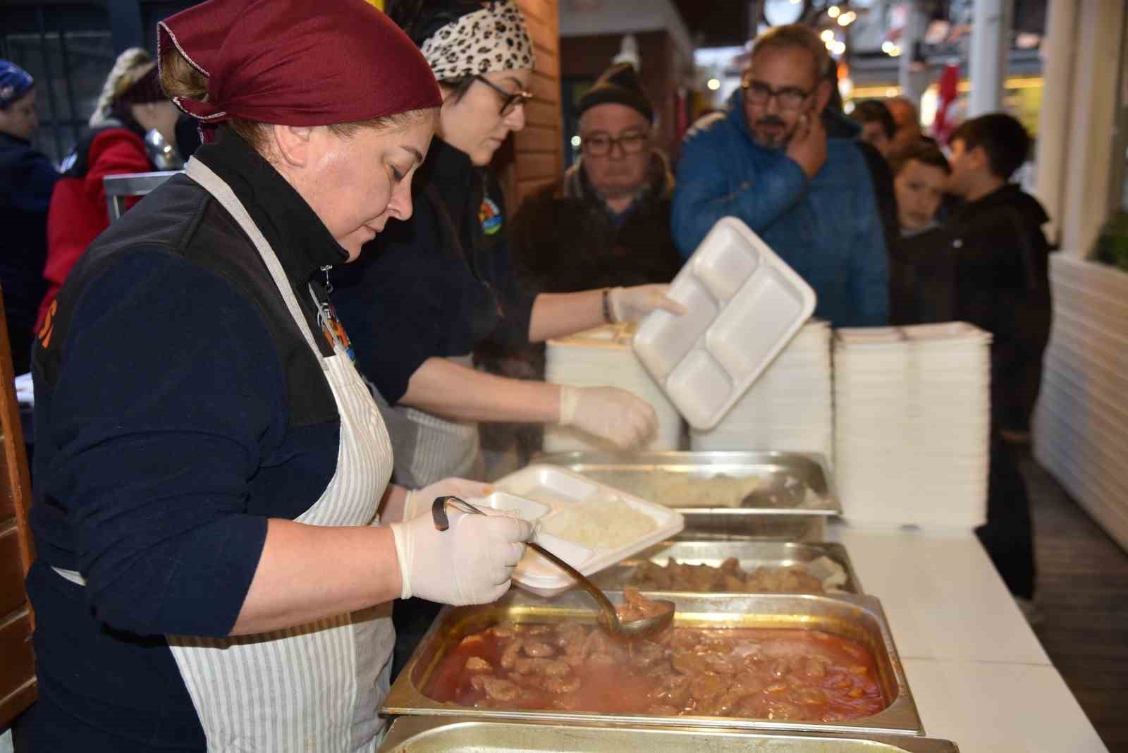 Atakum Belediyesi Şehit Ömer Halisdemir Parkı’nda ücretsiz iftar hizmeti
