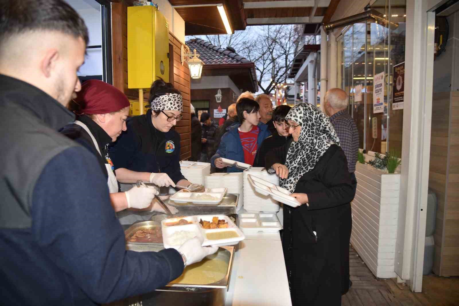 Atakum Belediyesi Şehit Ömer Halisdemir Parkı’nda ücretsiz iftar hizmeti
