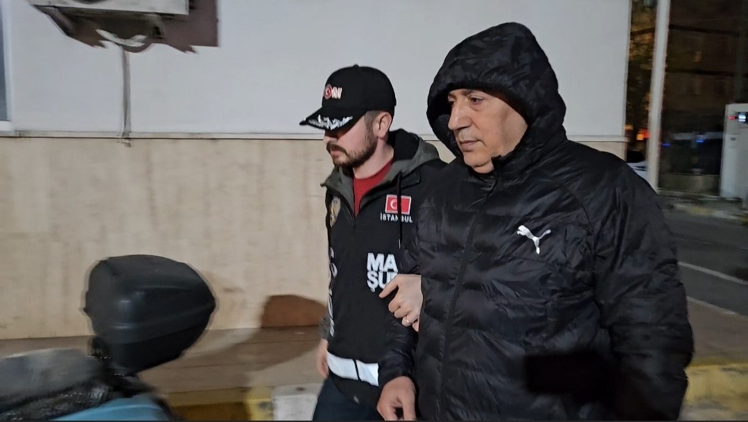 Ataşehir Belediyesi’ne yapılan yolsuzluk operasyonunda gözaltına alınan 5 kişi sağlık kontrolünden geçirildi
