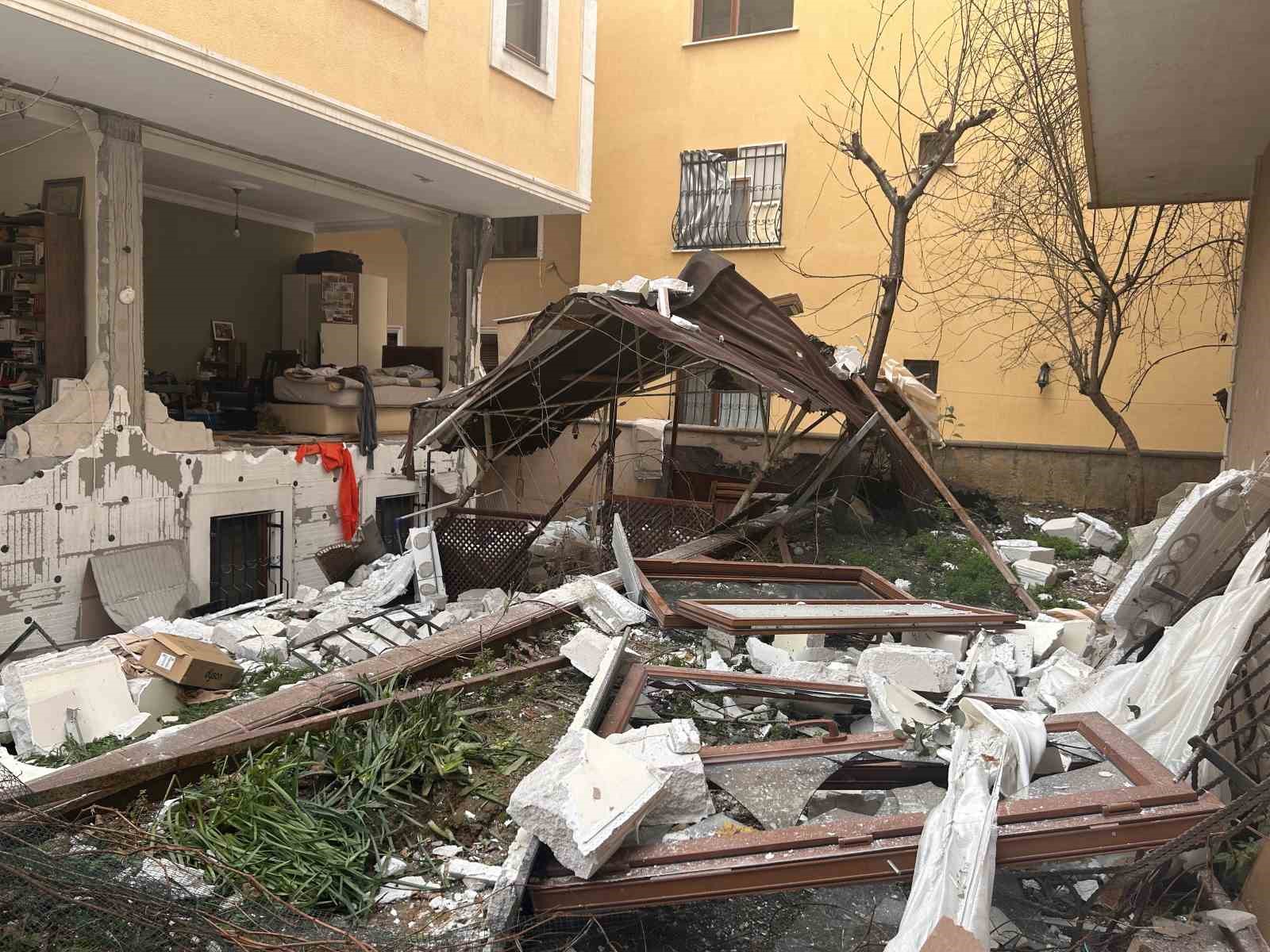 Ataşehir’de doğal gaz patlamasında sokak savaş alanına döndü: 1 yaralı
Ataşehir’de doğal gaz patlamasında sokak savaş alanına döndü: 1 yaralı
