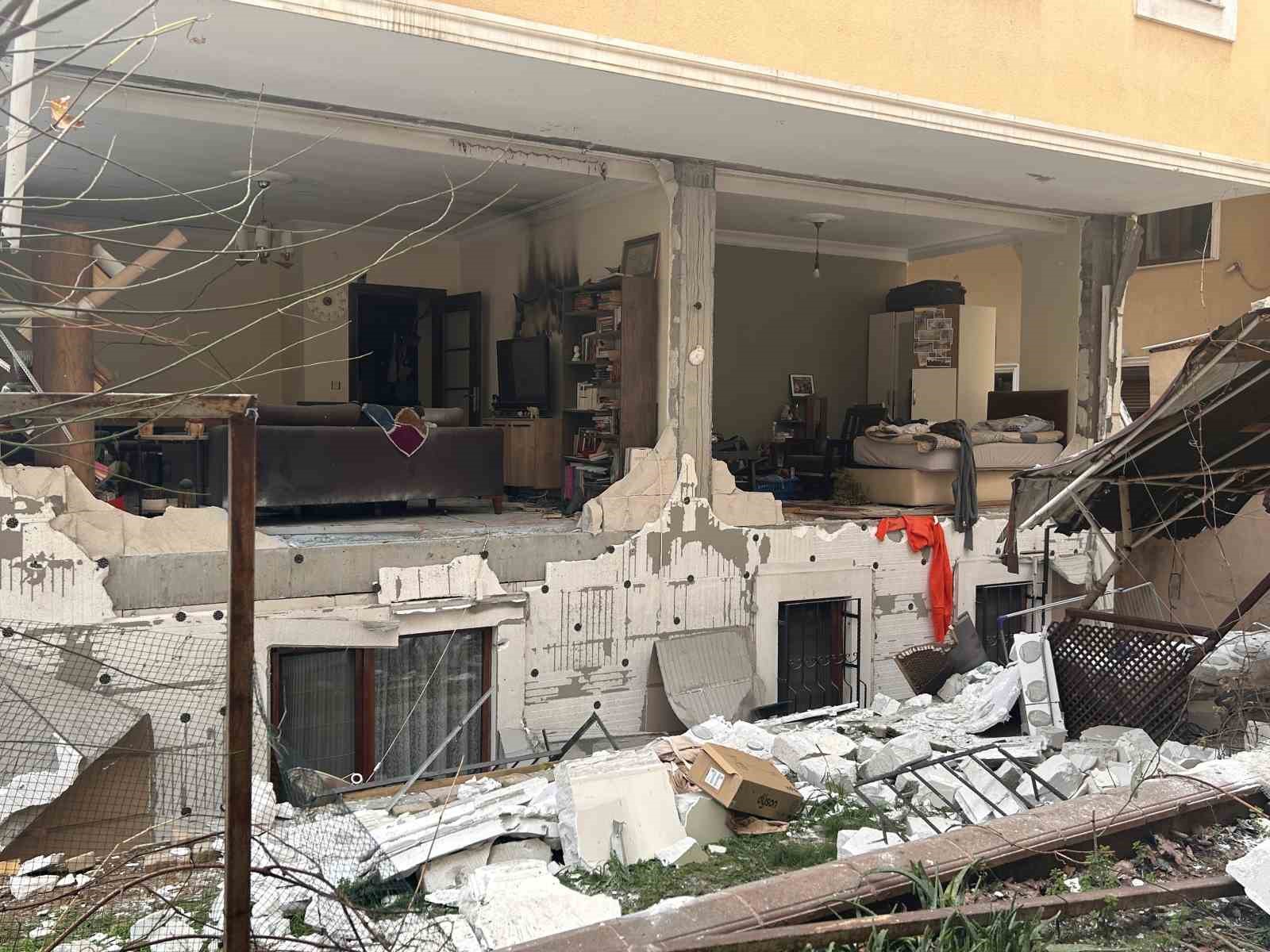 Ataşehir’de doğal gaz patlamasında sokak savaş alanına döndü: 1 yaralı
Ataşehir’de doğal gaz patlamasında sokak savaş alanına döndü: 1 yaralı
