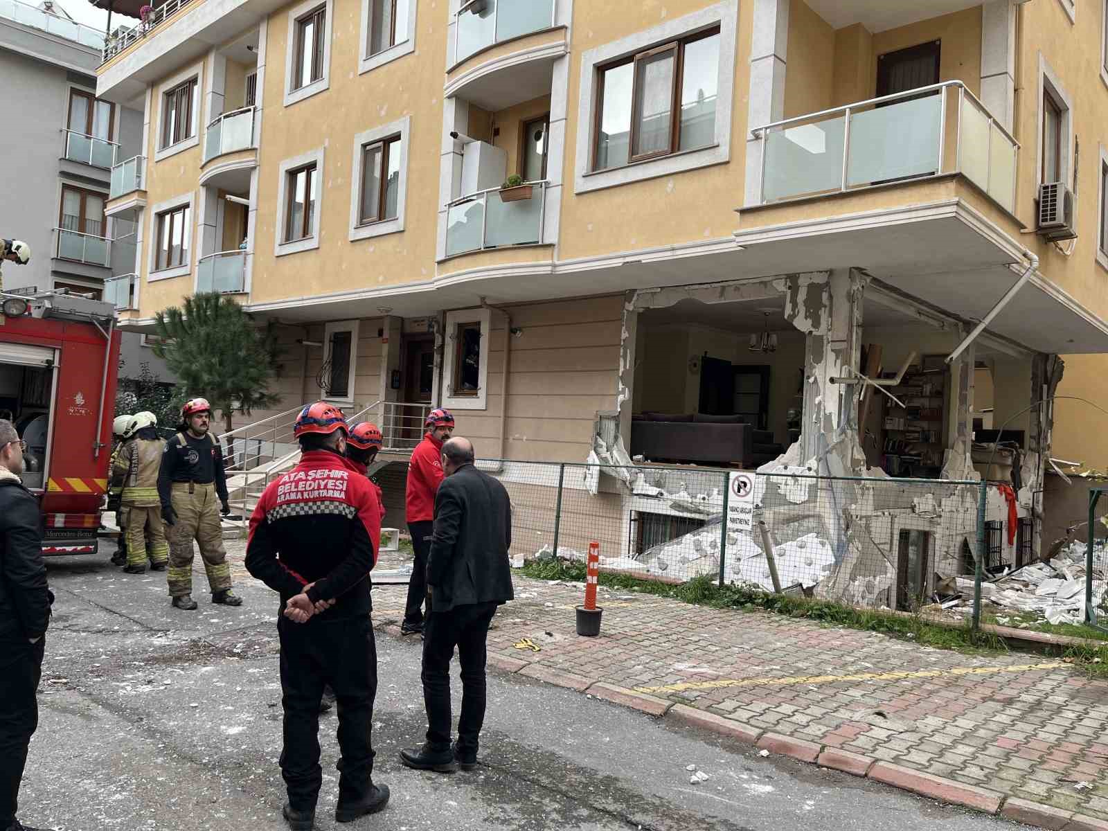 Ataşehir’de doğal gaz patlamasında sokak savaş alanına döndü: 1 yaralı
Ataşehir’de doğal gaz patlamasında sokak savaş alanına döndü: 1 yaralı