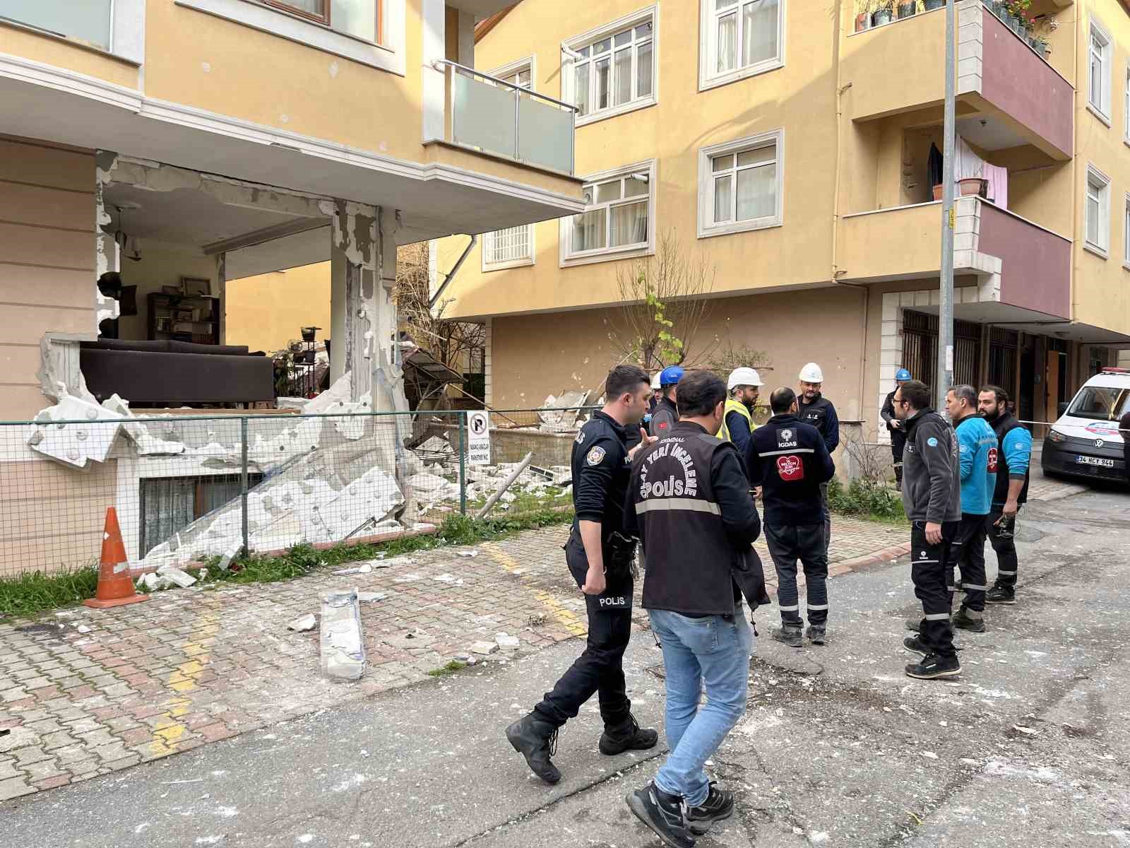 Ataşehir’de doğal gaz patlamasında sokak savaş alanına döndü: 1 yaralı
Ataşehir’de doğal gaz patlamasında sokak savaş alanına döndü: 1 yaralı