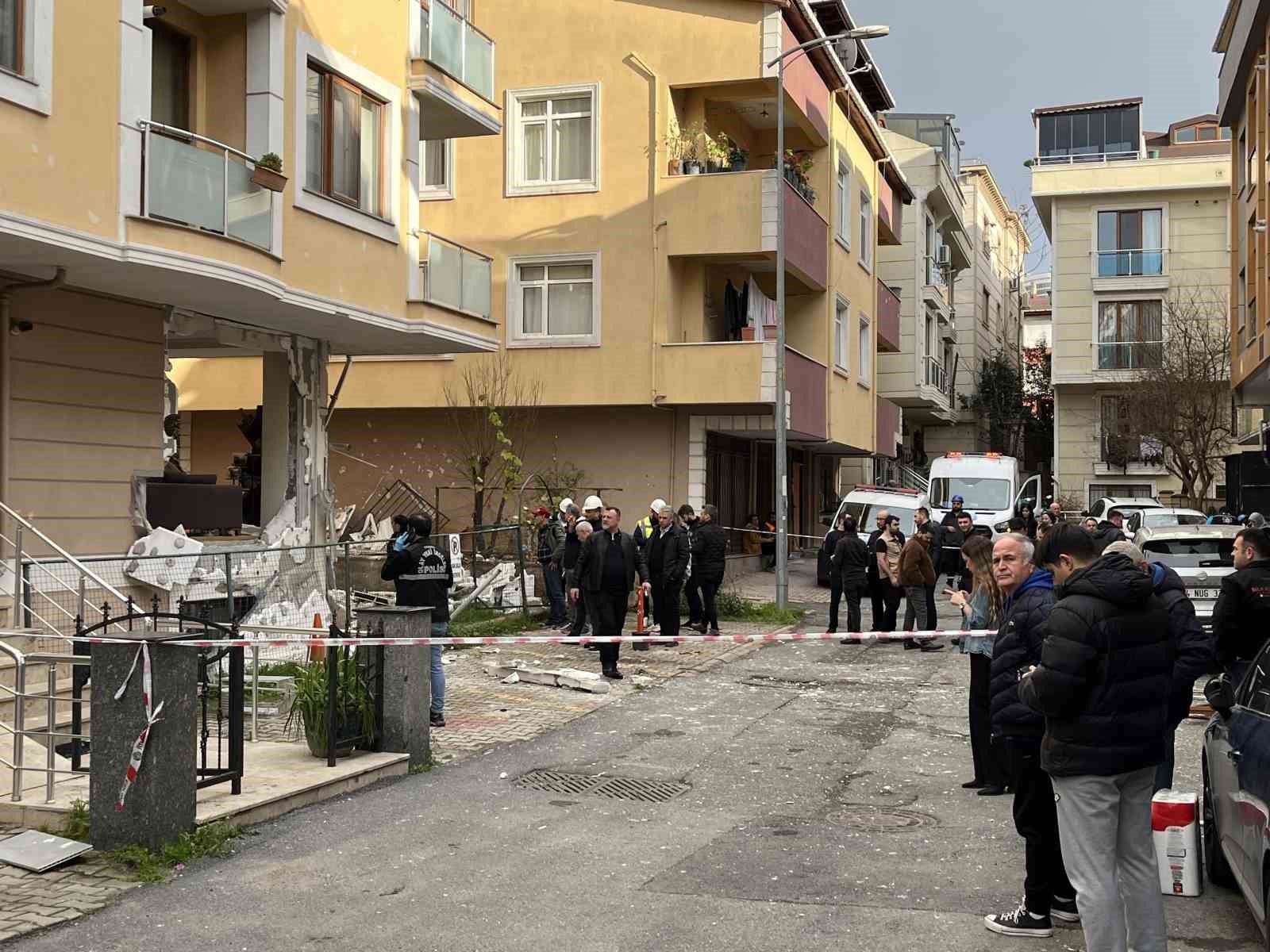 Ataşehir’de doğal gaz patlamasında sokak savaş alanına döndü: 1 yaralı
Ataşehir’de doğal gaz patlamasında sokak savaş alanına döndü: 1 yaralı