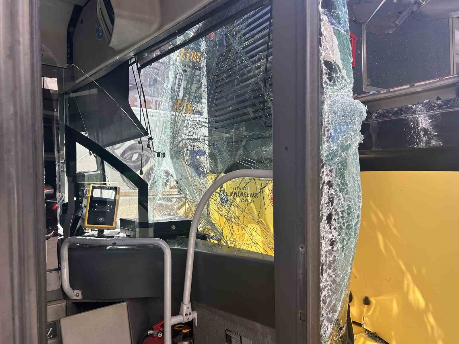 Ataşehir’de İETT otobüsleri çarpıştı: 1 yaralı
