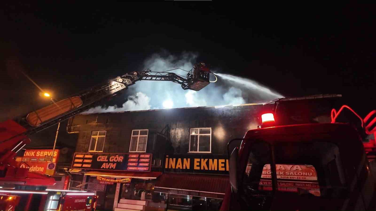 Ataşehir’de iki katlı binanın çatısında yangın
