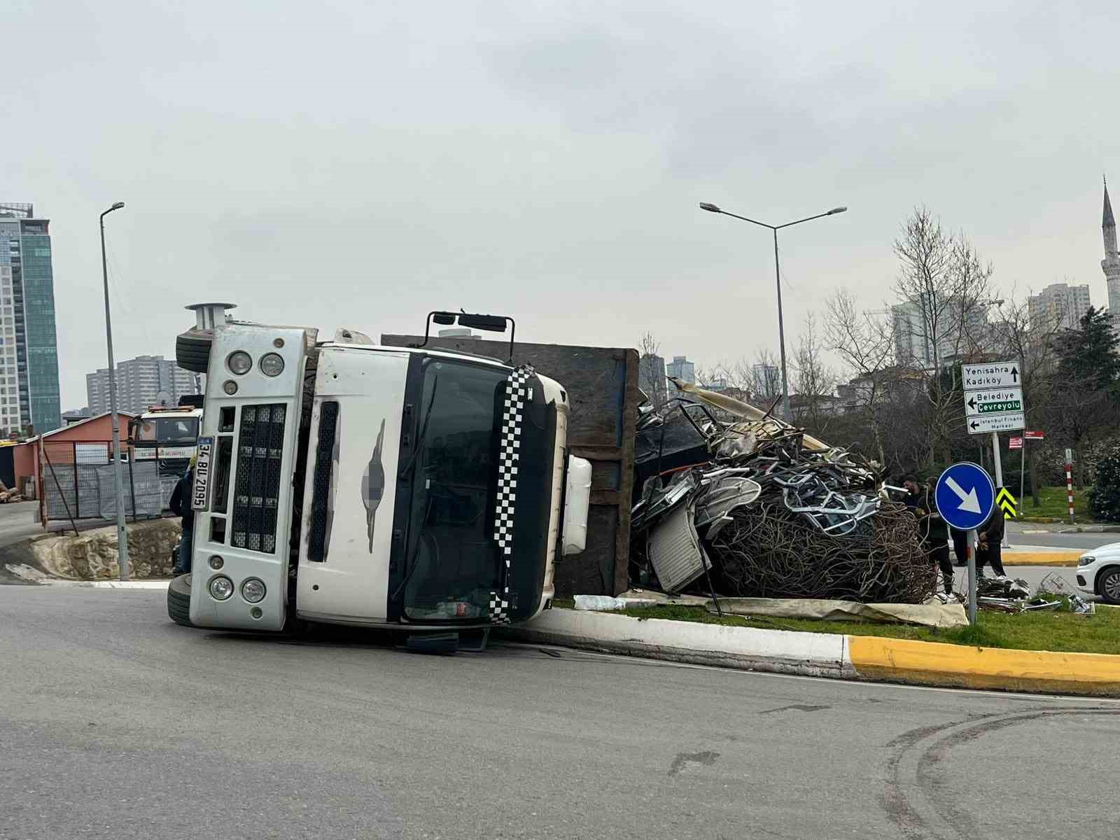 Ataşehir’de kamyon devrilerek yan yattı
