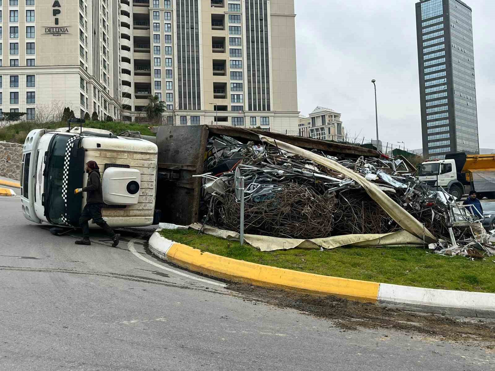 Ataşehir’de kamyon devrilerek yan yattı
