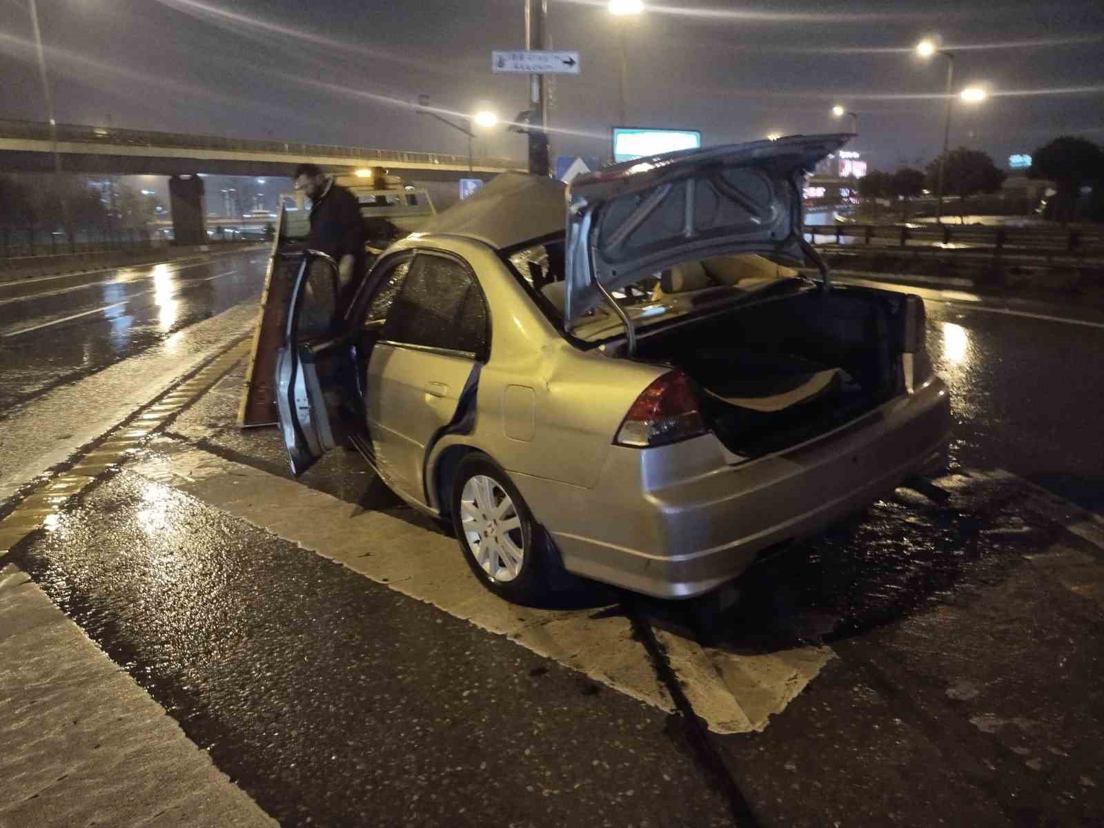 Ataşehir’de kontrolden çıkan otomobil bariyerlere ok gibi saplandı: 1 Ağır yaralı
