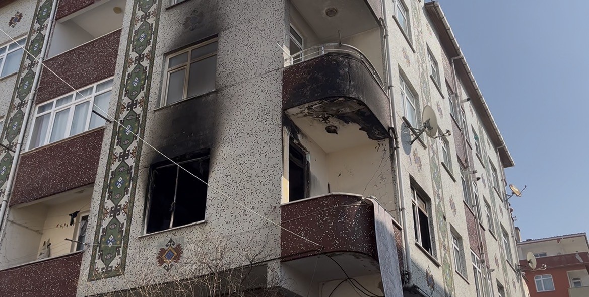 Ataşehir’de madde bağımlısı genç kendi evini ateşe verdi
